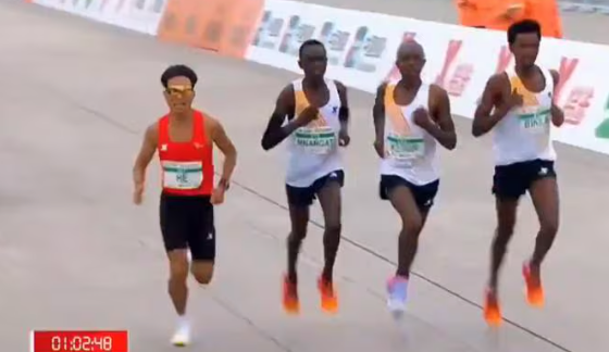 He Jie adelanta a sus rivales en el medio maratón de Pekín / Twitter