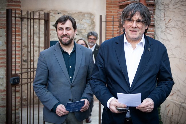 El eurodiputado Antoni Comín (i) y el expresidente de la Generalitat, Carles Puigdemont (d). Glòria Sánchez / Archivo