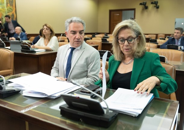 El diputado del PP Elías Bendodo y la vocal de la comisión, Macarena Montesinos, durante la Comisión de Investigación por el ‘caso Koldo’. Eduardo Parra