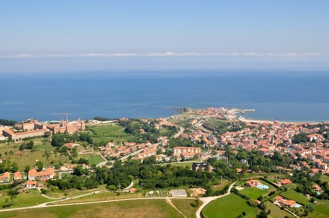 Vista aérea de Comillas: un espectacular panorama del encantador pueblo costero en Cantabria, destacando su rica arquitectura y paisajes naturales.