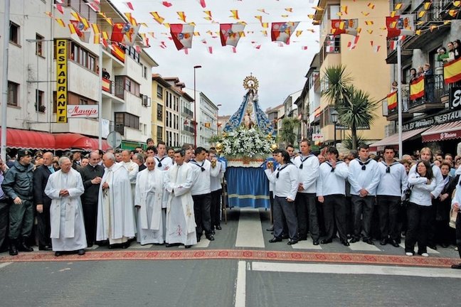 Procesión con la Virgen de la Barquera en San Vicente: Desde la iglesia parroquial hasta el Muelle Viejo. No te pierdas la tradicional y emotiva actuación de las Picayas en la Avenida de los Soportales.