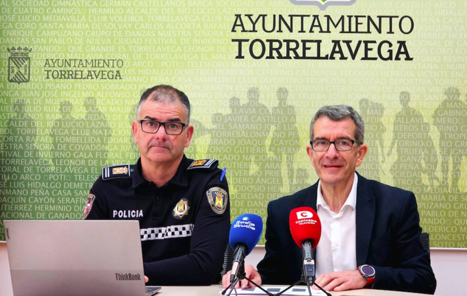 El concejal de Seguridad, Pedro Pérez Noriega; y el Jefe de la Policía Local de Torrelavega, Enrique Trigueros, ayer ocultando los datos según los sindicatos de policías.