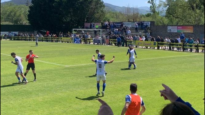 Los jugadores de la Gimnástica celebran el gol en el campo de Cayón, el Fernando Astobiza. / V. G.