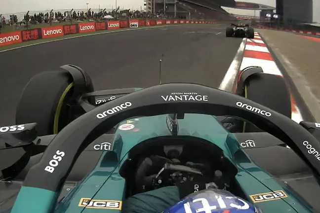 Alonso, persiguiendo a Hamilton al que pasó./ F1.com