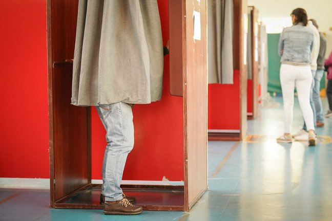 Una persona ejerce su derecho a voto en las elecciones autonómicas vascas, en el Colegio Público Otxandio. /   Iñaki Berasaluce