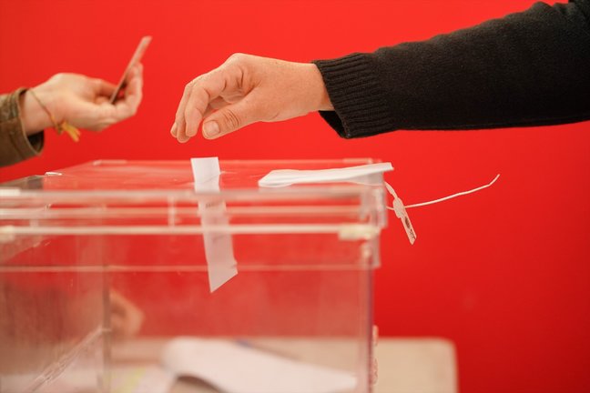 Una persona ejerce su derecho a voto en las elecciones autonómicas vascas. Iñaki Berasaluce