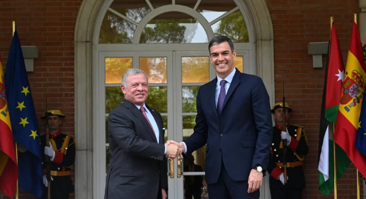 El presidente del Gobierno, Pedro Sánchez, junto al rey de Jordania, Abdalá II en La Moncloa. / EP