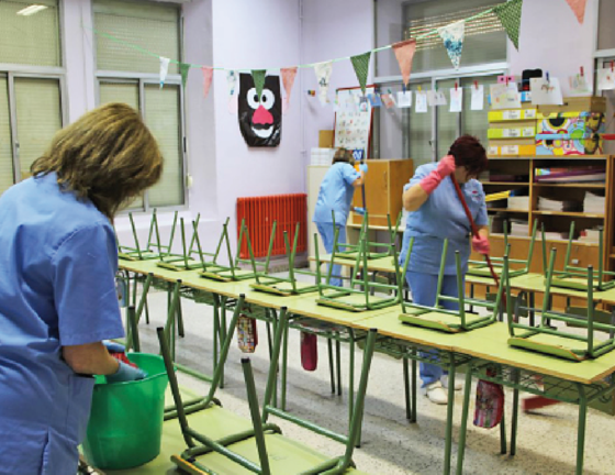 Operarias del servicio de  limpieza en colegios y polideportivos. / ALERTA