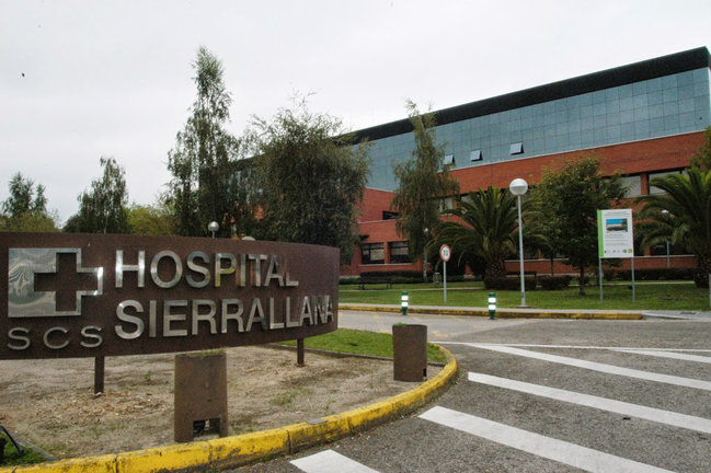 Entrada principal del Hospital de Sierrallana en Torrelavega. / Alerta