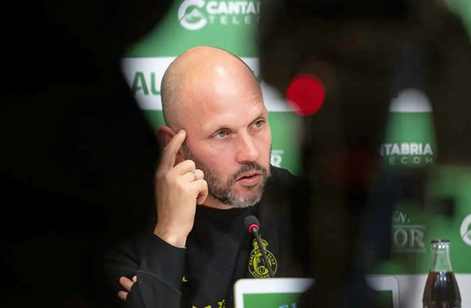 Fotografía de archivo del entrenador del Racing de Santander, José Alberto, durante una rueda de prensa previa a un encuentro del Racing. / Pedro Puente Hoyos