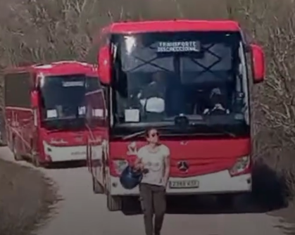 La vecina impedía el paso a los autobuses. / Captura del vídeo subido por el Diario de Burgos