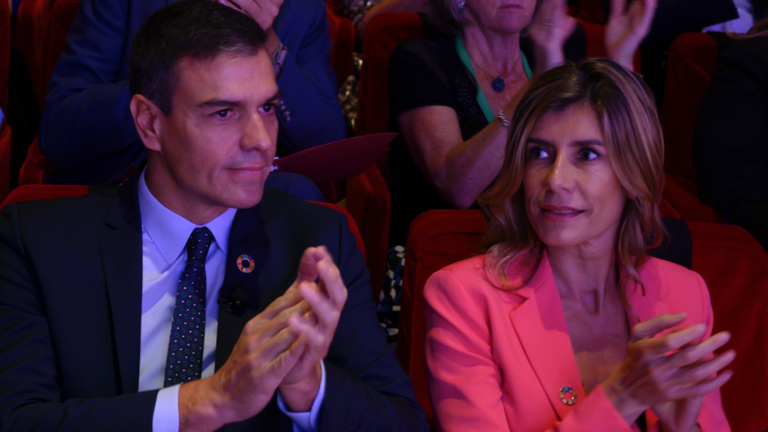 El presidente del Gobierno en funciones, Pedro Sánchez, y su mujer Begoña Gómez. / Pool