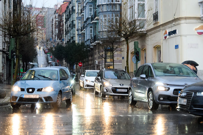 Varios coches circulan por una calle del centro de Santander. / Alerta