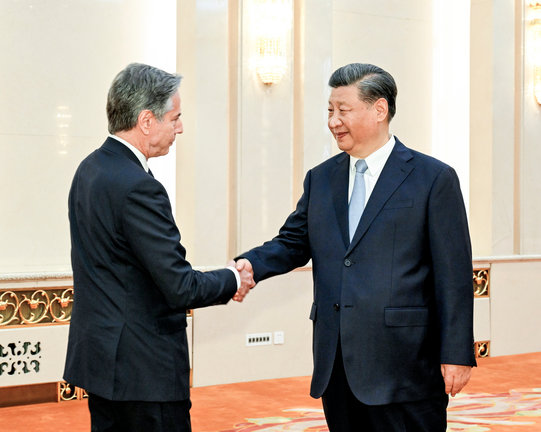 El presidente chino Xi Jinping saluda al secretario de Estado estadounidense Antony Blinken. / Li Xueren / Archivo