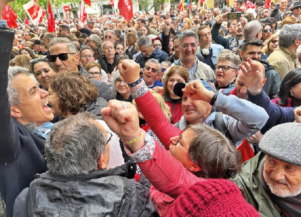 Pablo Zuloaga (i), anima a los congregados ayer en la sede nacional del PSOE en la madrileña calle de Ferraz. / alerta