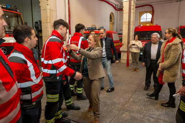La consejera de Presidencia, Justicia, Seguridad y Simplificación Administrativa, Isabel Urrutia, visita la sede de los bomberos voluntarios. / Alerta