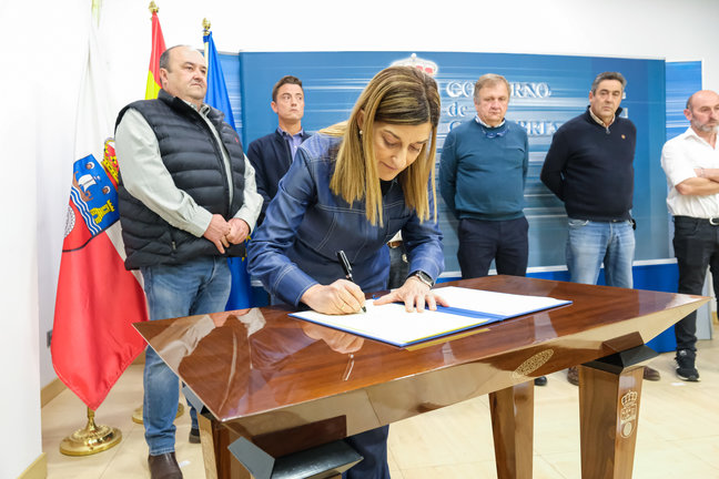 La presidenta de Cantabria, María José Sáenz de Buruaga, firma un pacto con el sector ganadero. / Alerta
