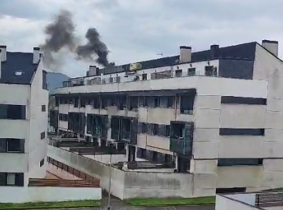 Incendio en un edificio de Boo de Guarnizo. / Alerta