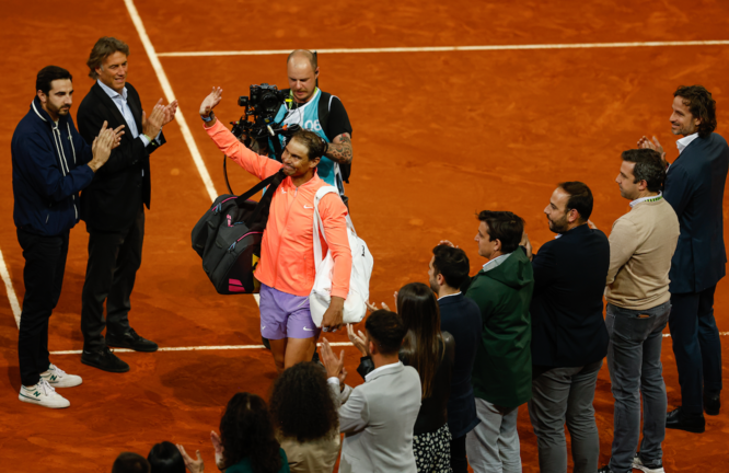 Rafael Nadal abandona la pista de Madrid tras caer ayer. / Irina R. Hipolito