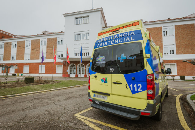 Una ambulancia de Castilla y León. / Carlos Mateo
