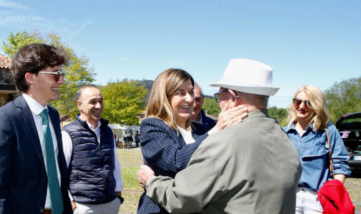 La presidenta de Cantabria, Sáenz de Buruaga durante su visita a Castañeda. / A.E.