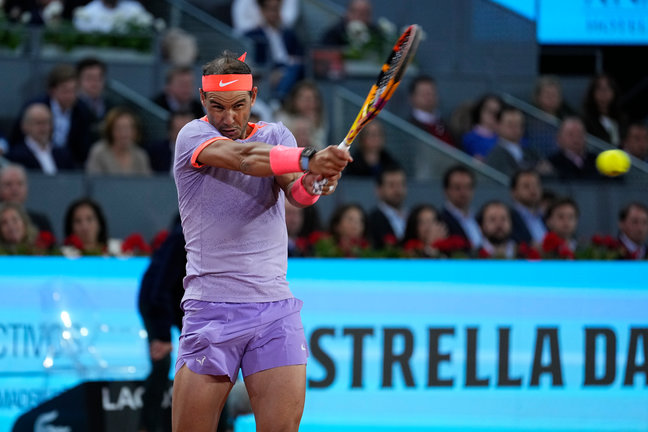 Rafael Nadal golpea una bola durante el Mutua Madrid Open 2024. / Oscar J. Barroso