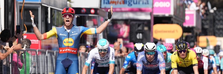 Jonathan Milan, vencedor de la cuarta etapa del Giro de Italia 2024 levanta los brazos en Andora. EP