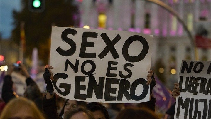 Personas con un cartel en una manifestación contra la violencia de género. Jesús Hellín / Archivo