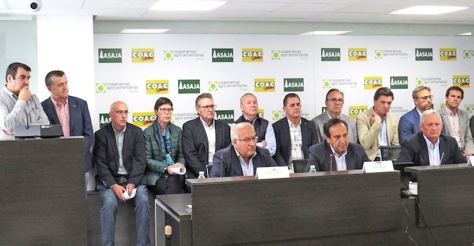 De izquierda a derecha: Miguel Padilla, secretario general de COAG, Pedro Barato, presidente de Asaja, y Ángel Villafranca, presidente de Cooperativas Agro-alimentarias.
COAG
07/5/2024