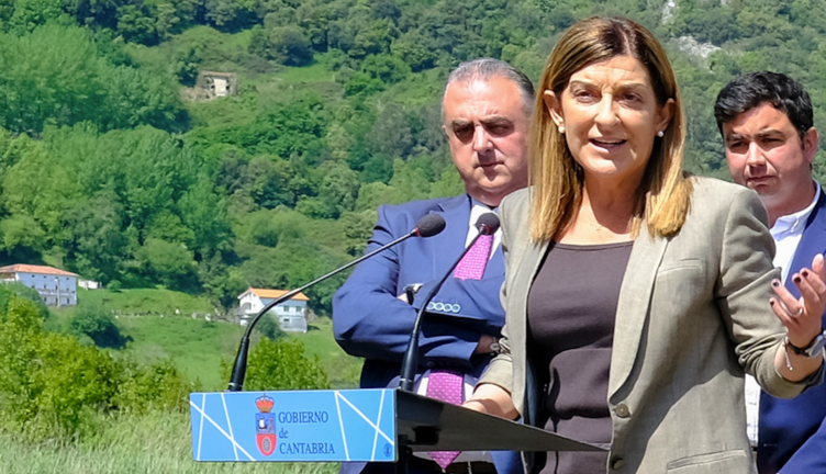 La presidenta de Cantabria, María José Sáenz de Buruaga ayer en Santoña. / A.E.