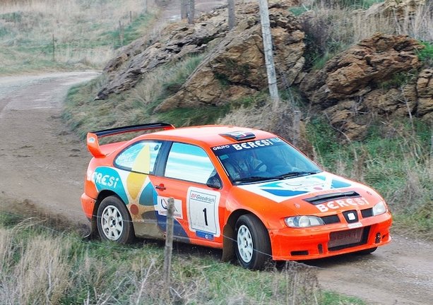 Un vehículo corriendo en el Rallysprint de Tierra de Santillana del Mar 2009.