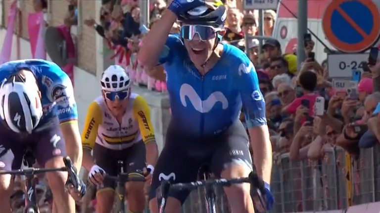 El ciclista español del equipo Movistar tras ganar la etapa. / A.E.