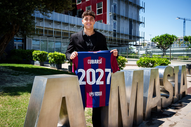 El jugador del FC Barcelona Pau Cubarsí posa con su camiseta tras renovar hasta 2027. / GERMAN PARGA