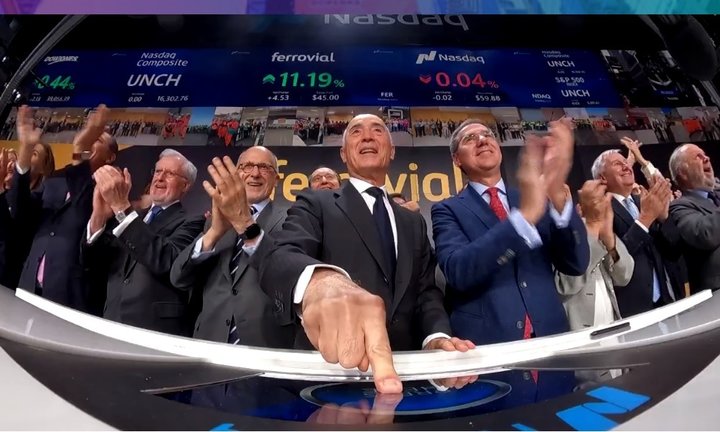 El presidente de Ferrovial, Rafael del Pino, toca la campana digital en la Bolsa de Nueva York. / Alerta