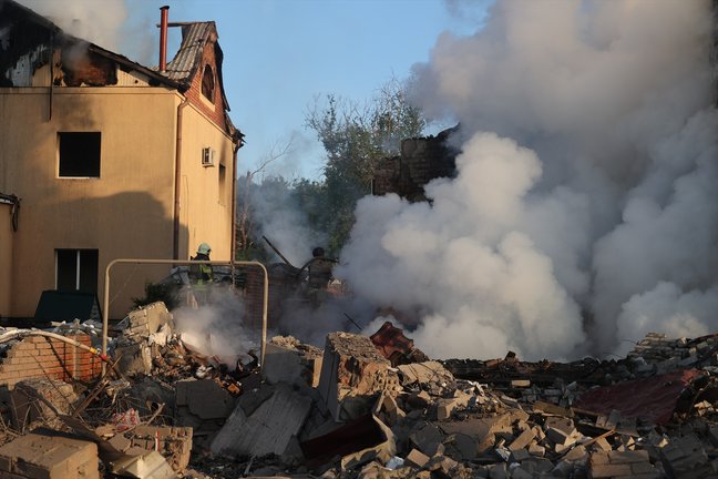 Los bomberos extinguen el fuego de una vivienda tras un ataque ruso con misiles. EP