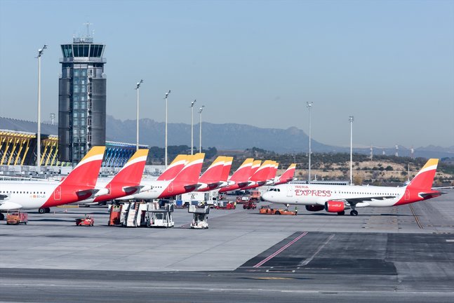 Aviones aparcados en las pistas del aeropuerto. / Gustavo Valiente / Archivo