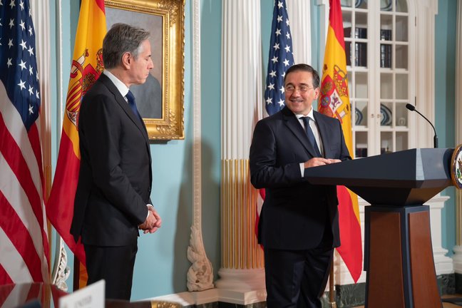 El ministro de Asuntos Exteriores de España, José Manuel Albares, junto al secretario de Estado de Estados Unidos, Antony Blinken. / Alerta