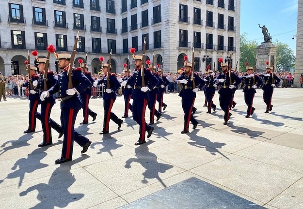 La Guardia Real recorrió ayer por la mañana en un pasacalles el centro de Santander. / A.E.
