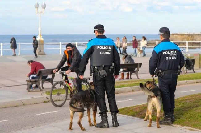 Varios agentes de la Policía Local de Gijón.