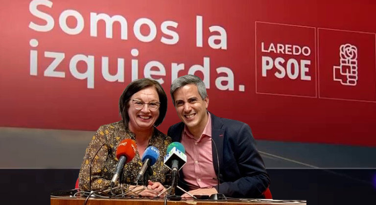 Fotografía de archivo de la exalcaldesa de Laredo Rosario Losa junto con el secretario general del PSOE en Catabria, Pablo Zuloaga. / Alerta