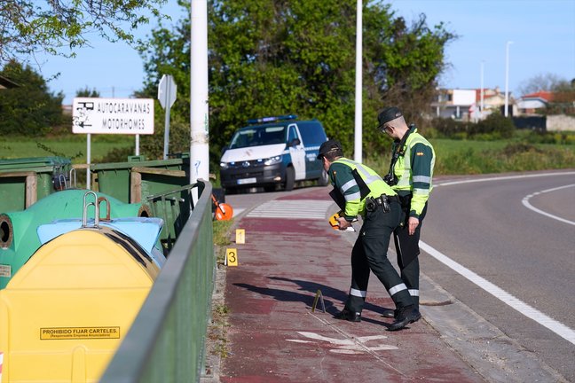 Dos agentes de la Guardia Civil investigan en el lugar donde ocurrió el triple atropello mortal en Suesa. / Archivo