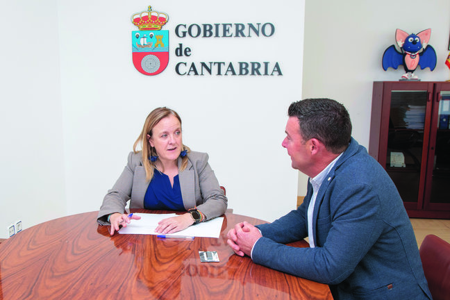 La titular de Presidencia, Isabel Urrutia, reunida con el alcalde de Lamasón, Marcos Agüeros (PP). / Alerta