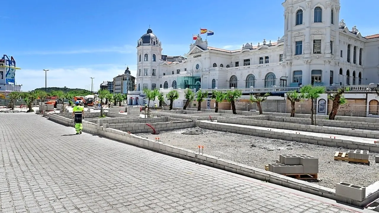 Estado de las obras en la plaza de Italia en Santander. / ALERTA