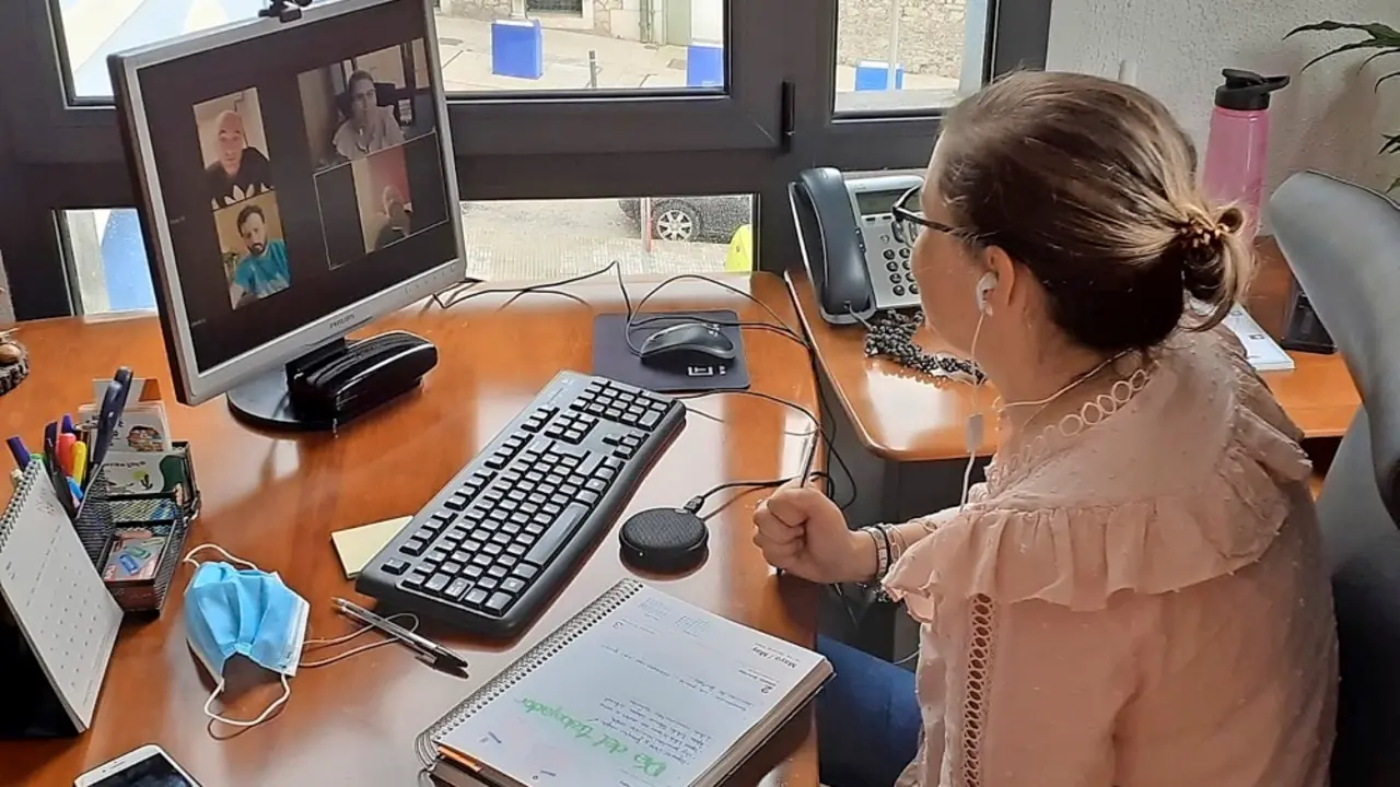 La concejal de Festejos, Cristina Laza, durante la reuni&oacute;n telem&aacute;tica. / ALERTA