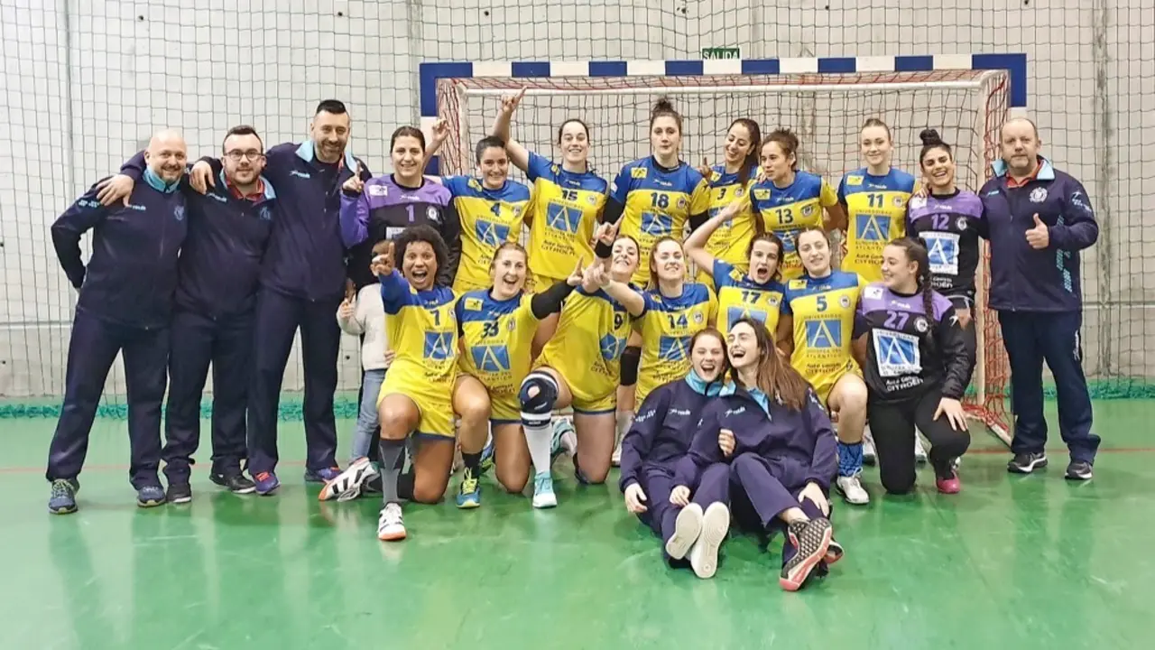 La plantilla del Club Balonmano Pereda celebrando uno de sus &uacute;ltimos &eacute;xitos.