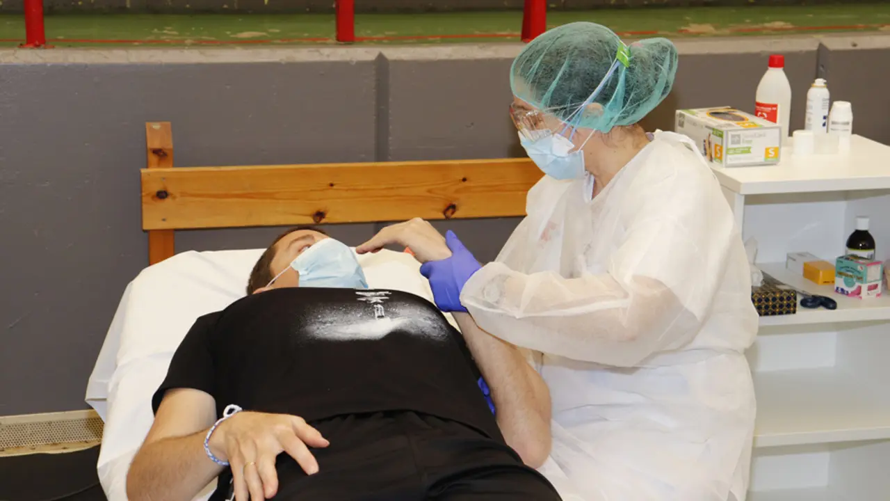 Una profesional de la fisioterapia realiza los ejercicios con un paciente. / ALERTA