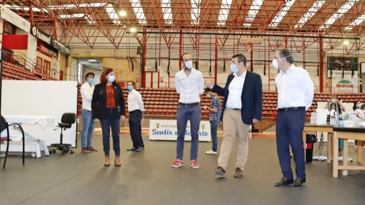 Autoridades durante su visita al pabell&oacute;n Vicente Trueba de Torrelavega. / ALERTA