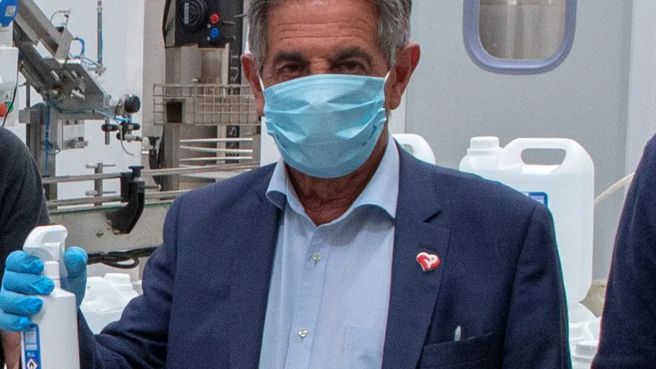 El presidente Miguel &Aacute;ngel Revilla con su mascarilla quir&uacute;rgica durante su visita a la empresa Siderit.