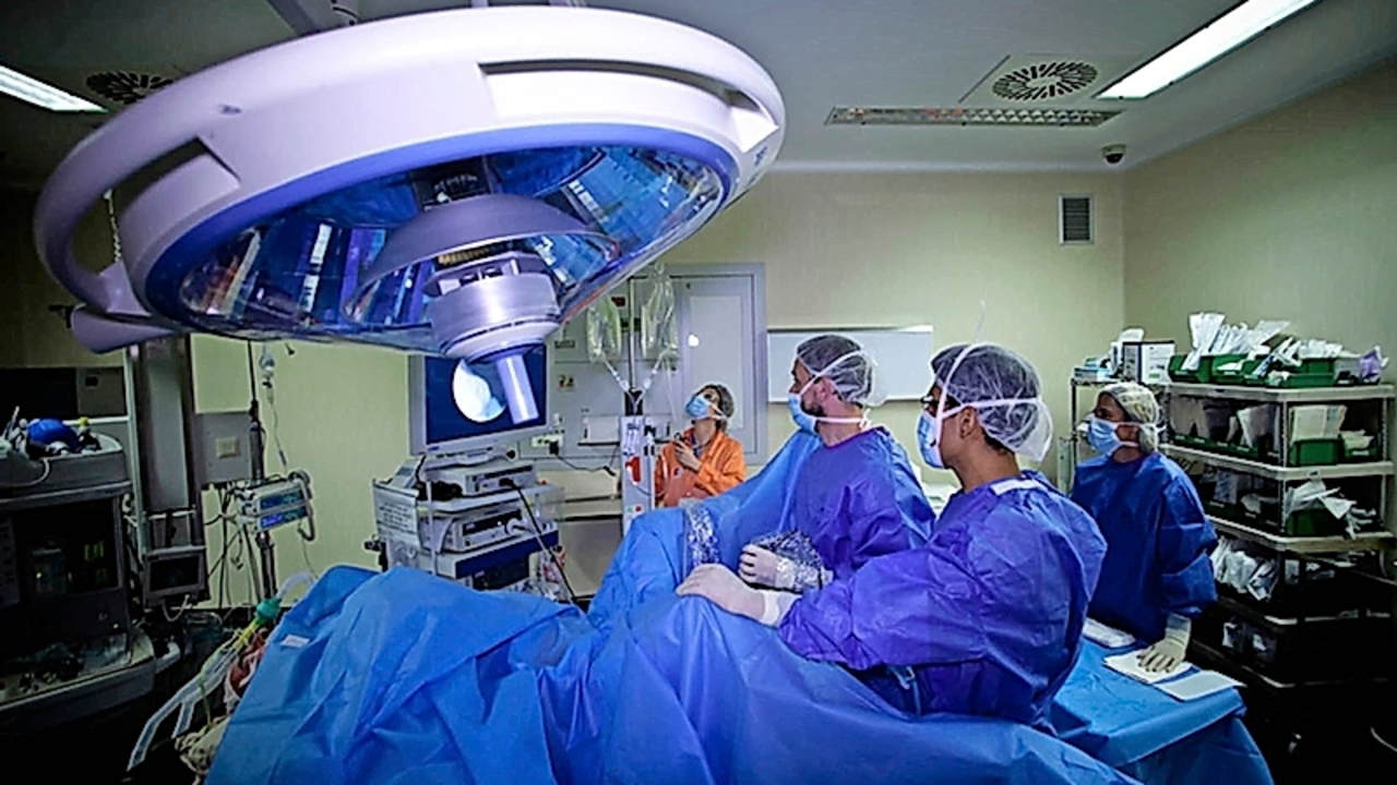 Intervenci&oacute;n quir&uacute;rgica en el hospital Marqu&eacute;s de Valdecilla. / ALERTA