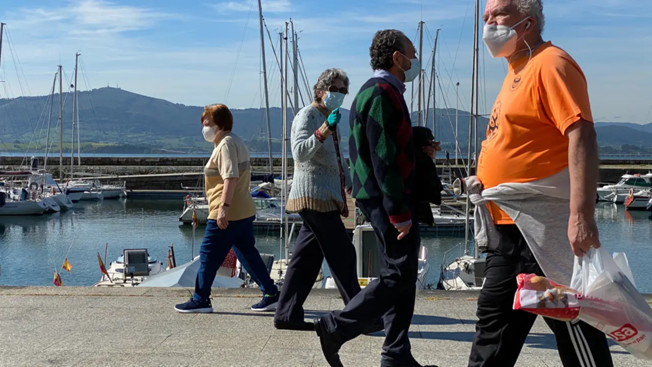 Varias personas de avanzada edad caminan por Puertochico, Santander. / JOS&Eacute; RAM&Oacute;N